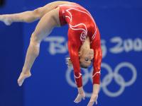 开云体育下载-银箭与跃马的碰撞，阿斯顿马丁横扫威廉姆斯，勒克莱尔点燃赛场