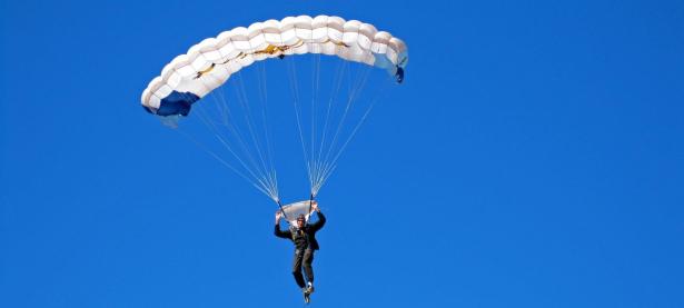开云体育下载-红牛二队鏖战阿斯顿马丁，佩雷兹统治全场