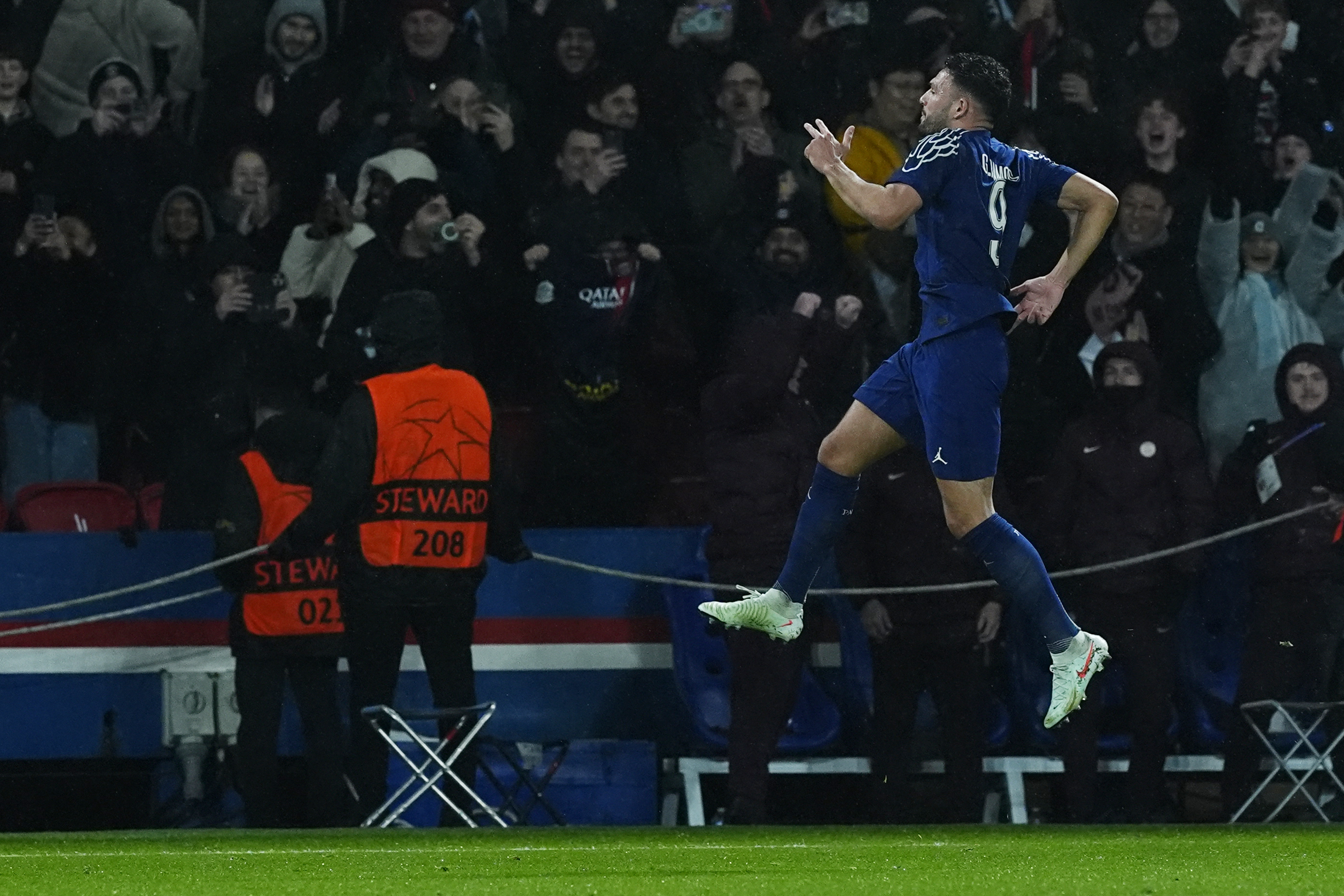 巴黎圣日耳曼中场掌控比赛赢得必胜之战的简单介绍