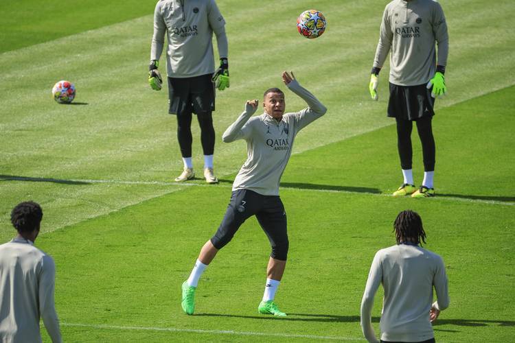 巴黎圣日耳曼中场掌控比赛赢得必胜之战的简单介绍