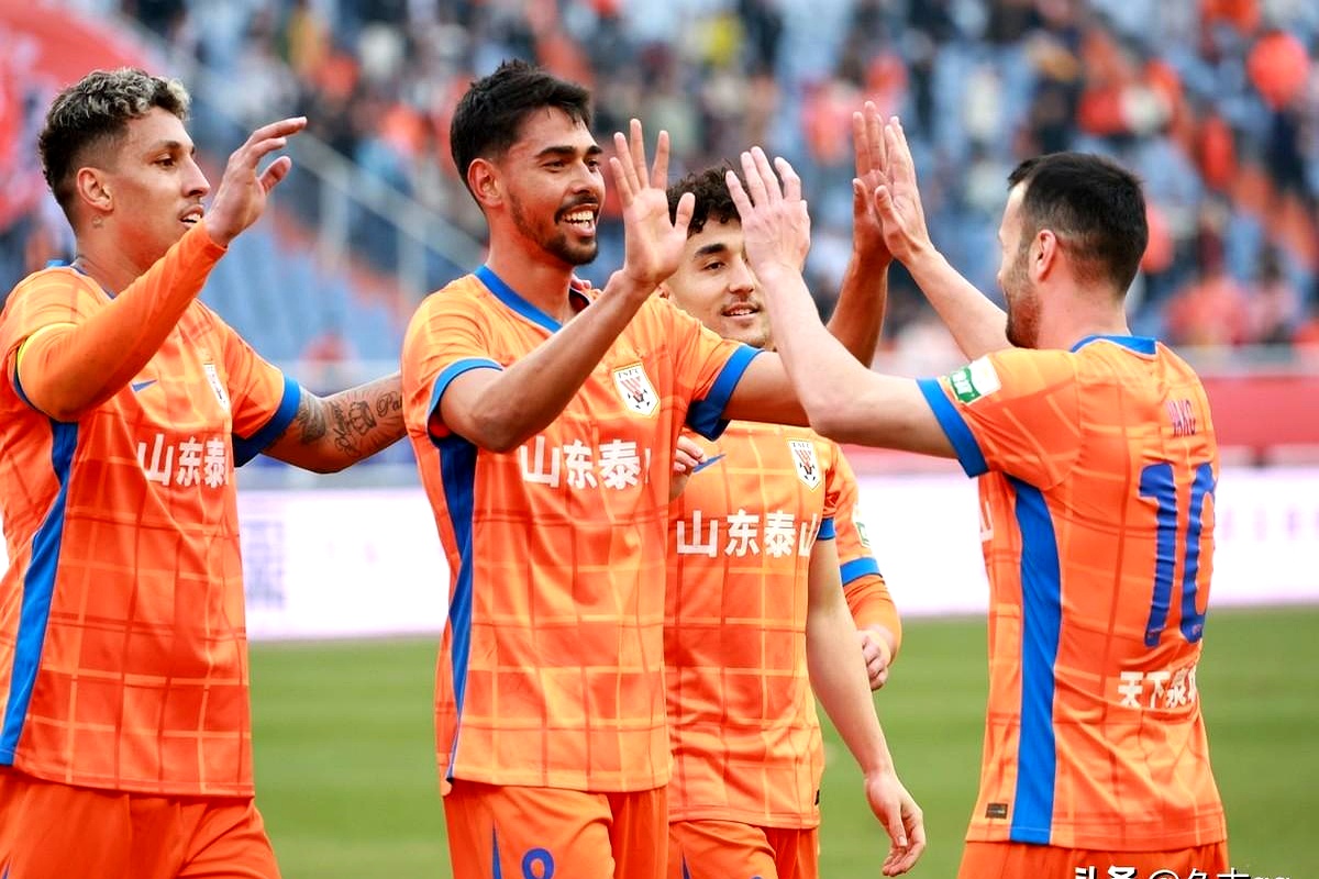 中超比赛中球员们将拼尽全力争取胜利