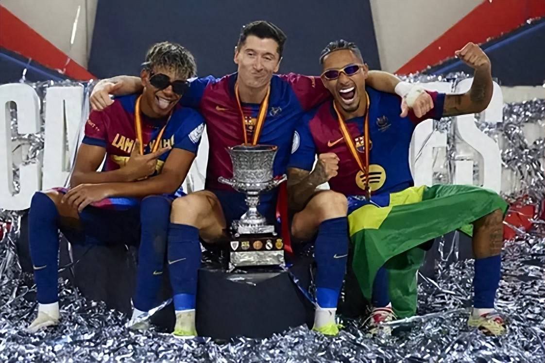 巴西前锋梅开二度神勇斩获胜利