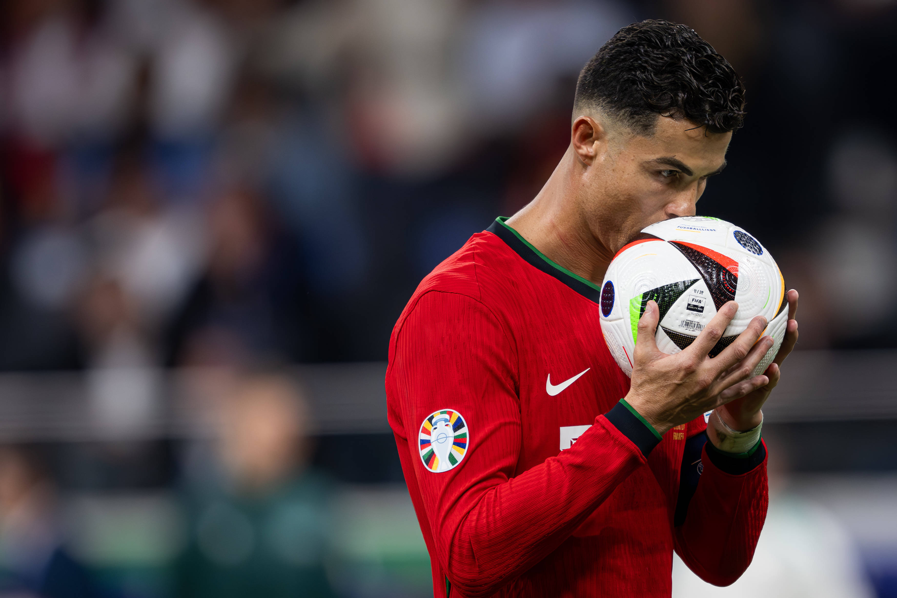 包含葡萄牙天才球员斩获个人奖项，成绩斐然的词条