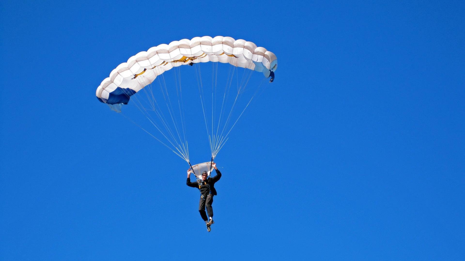 红牛二队鏖战阿斯顿马丁,佩雷兹统治全场